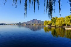 北京小西湖，青山和绿水相伴